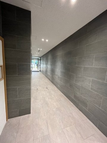 パインセントラルビルのロビー