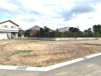 【外観】 | 建築条件ありません！お好きなプランでマイホームをご計画ください♪
多彩な建築プランをご提案いたします♪
前面道路は6m公道で余裕のある広さ。日々の車の出し入れもすれ違いもスムーズに行うことができます！