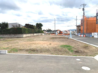 【外観】 | 周りに高い建物がなく思わず伸びをしたくなるほど陽射しを感じることが出来ます。
これだけ陽当たりが良いとお洗濯物もよく乾きそう♪
隣家との間もゆったりと取れるゆとりのある敷地だからこその陽当たりです。