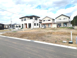 【外観】 | 少し歩けば商業施設にもすぐに利用が出来るのに、周辺は静かでどこかホッと落ち着くような住宅地。
季節の変化を感じながら毎日を過ごすことができる自然に囲まれた住環境の中、のびのび子育てが叶います。