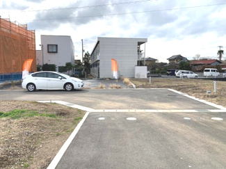 【前面道路含む現地写真】 | 交通量が少ない住宅街なので、お子様も安心して通学出来ます。
全面は広々6m公道で、お子様と手を繋いでお散歩も余裕の広さ。
お車の運転が苦手な方でも余裕をもって駐車することが可能です。
