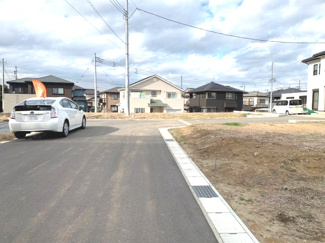 【前面道路含む現地写真】 | 思い切り走り回ったり、のんびり過ごせる松ノ井公園まで徒歩3分。周りの草木は四季折々の表情を見せてくれます。気軽に歩いて行ける距離にあるため、近所のお子様やママ友が集まる交友の場となります♪
