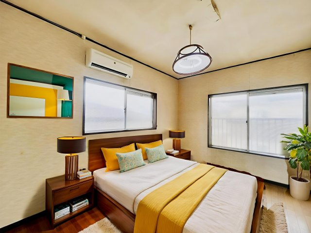 宇治市広野町小根尾　中古戸建の洋室|【洋室約6帖】
窓が多くて換気がしやすいです。とても開放的な洋室です。
※実写真と間取り図からCG再現した「空室リフォームイメージ」に家具などをCG合成しており、実際と異なります。