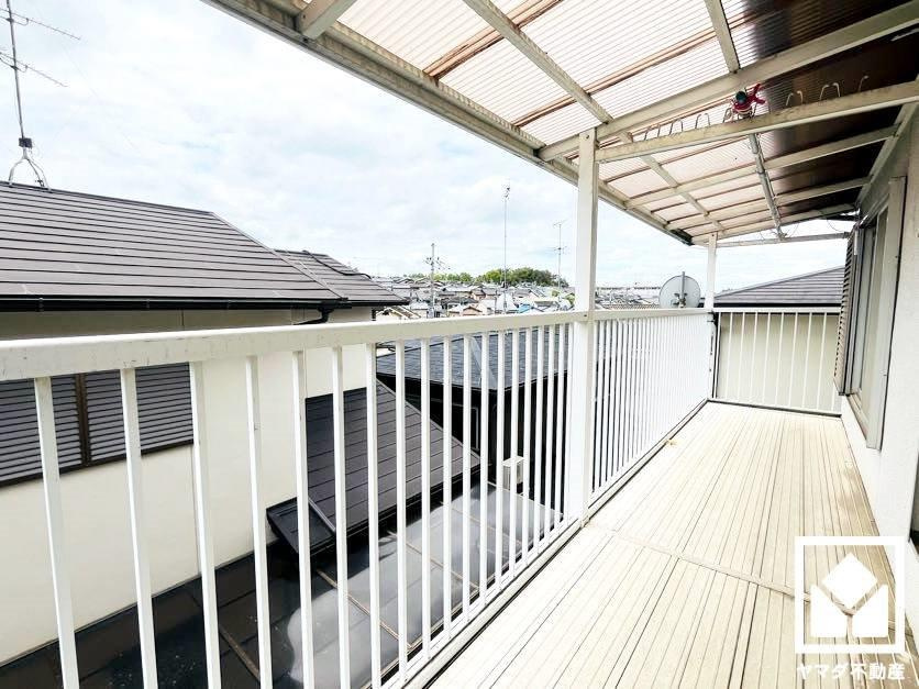 宇治市広野町小根尾　中古戸建のバルコニー|【バルコニー】
南向きの広々バルコニーでお洗濯をたっぷりと干す事ができます。