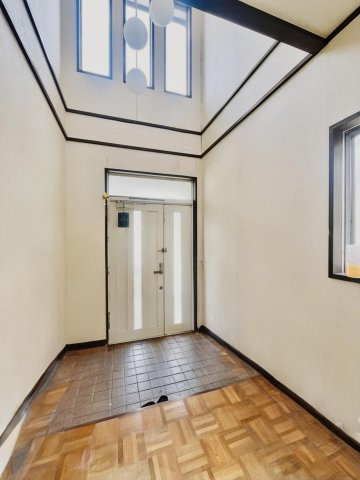 宇治市広野町小根尾　中古戸建の玄関|【玄関】
吹抜けがあり、開放感のある玄関です。
※実写真と間取り図からCG再現した「空室リフォームイメージ」のため、実際と異なります。