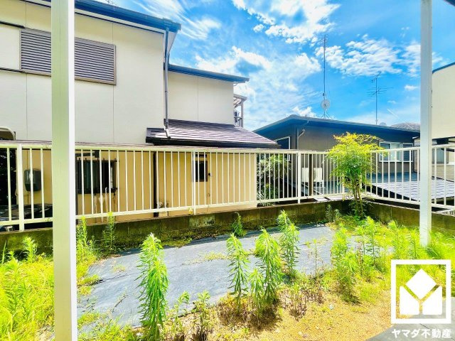 宇治市広野町小根尾　中古戸建の庭|【庭】
家族や友人とバーベキューやピクニックを楽しむことができます。自然に囲まれた静かな環境でリラックスできるスペースですね。