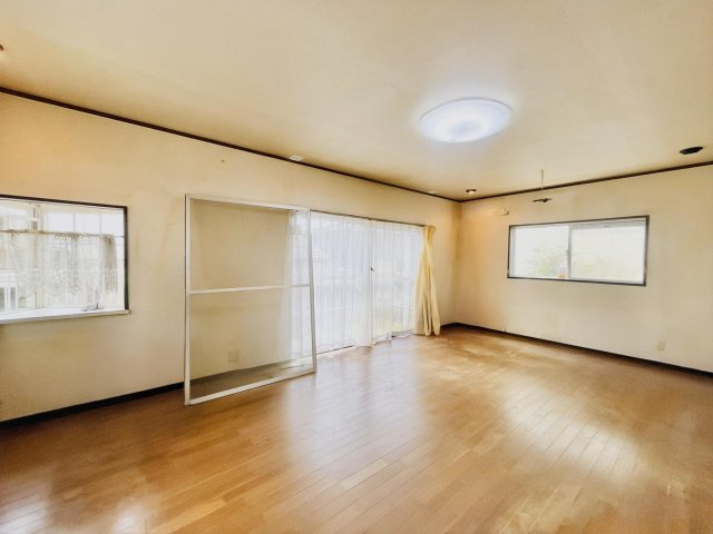 宇治市広野町小根尾　中古戸建の居間・リビング|【和室約6帖】
お子様のプレイルームや家事室、客間など多用途にご活用いただけます。
※実写真と間取り図からCG再現した「空室リフォームイメージ」のため、実際と異なります。