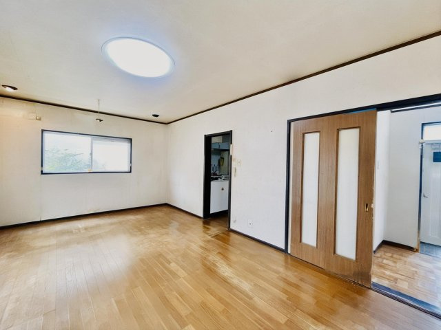 宇治市広野町小根尾　中古戸建の居間・リビング|【洋室約6帖】
陽当たり、通風良好なので過ごしやすいお部屋となっております。
※実写真と間取り図からCG再現した「空室リフォームイメージ」のため、実際と異なります。