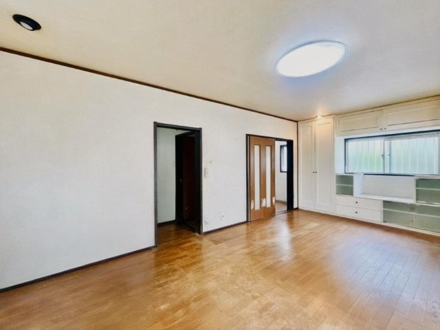 宇治市広野町小根尾　中古戸建の居間・リビング|【LDK】
シンプルなデザインで、家具も合わせやすく、模様替えなど色々楽しめます。
※実写真と間取り図からCG再現した「空室リフォームイメージ」のため、実際と異なります。