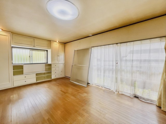 宇治市広野町小根尾　中古戸建の居間・リビング|【LDK】
家族の集まるリビングはゆとりと安らぎある広々空間。
※実写真と間取り図からCG再現した「空室リフォームイメージ」のため、実際と異なります。