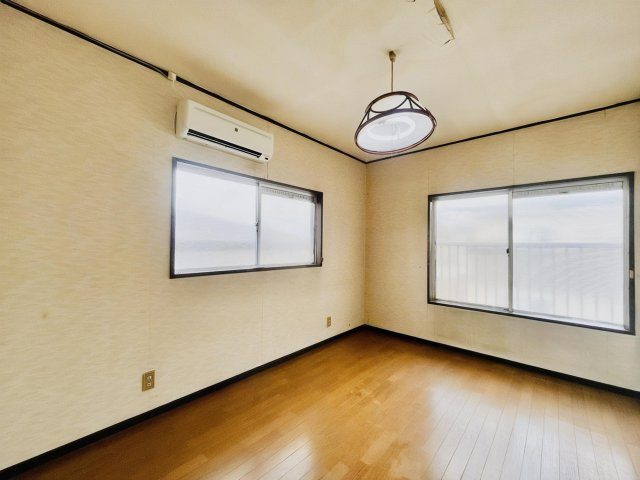 宇治市広野町小根尾　中古戸建の寝室|【LDK】
ソファやダイニングテーブルを配置しても、ゆとりのあるLDKです。
※実写真と間取り図からCG再現した「空室リフォームイメージ」のため、実際と異なります。