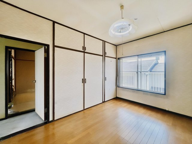 宇治市広野町小根尾　中古戸建の洋室|【LDK】
隅々まで光が降り注ぎ、明るく心地の良い空間。
※実写真と間取り図からCG再現した「空室リフォームイメージ」のため、実際と異なります。