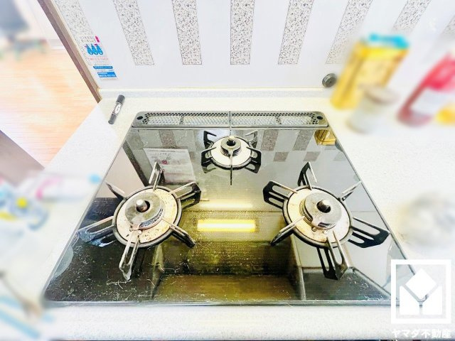 宇治市広野町小根尾　中古戸建の設備|【3口コンロ】
3口コンロで焼く、蒸す、煮るの工程を同時進行で進めることができます。