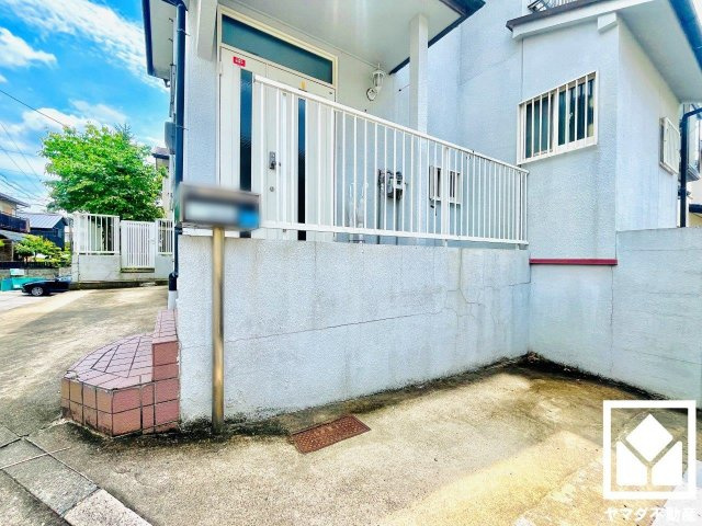 宇治市広野町小根尾　中古戸建の駐車場|ゆったりとした道路幅があり車を選ばないのでお友達やお客様も訪れやすい環境です。