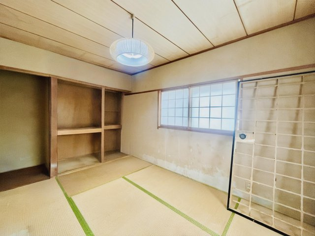 宇治市広野町小根尾　中古戸建の和室|【和室約6帖】
バルコニーにつながるお部屋で、通風・陽当たり良好。
※実写真と間取り図からCG再現した「空室リフォームイメージ」のため、実際と異なります。