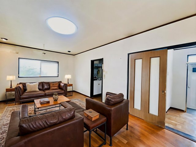 宇治市広野町小根尾　中古戸建の居間・リビング|【LDK】
LDKには大きな窓があり、お庭にも出入りできます。
※実写真と間取り図からCG再現した「空室リフォームイメージ」に家具などをCG合成しており、実際と異なります。