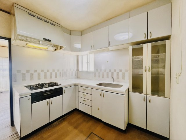 宇治市広野町小根尾　中古戸建のキッチン|【キッチン】
L字のキッチンで調理スペースがたくさん確保できていて、お料理がはかどりそうですね。
※実写真と間取り図からCG再現した「空室リフォームイメージ」のため、実際と異なります。