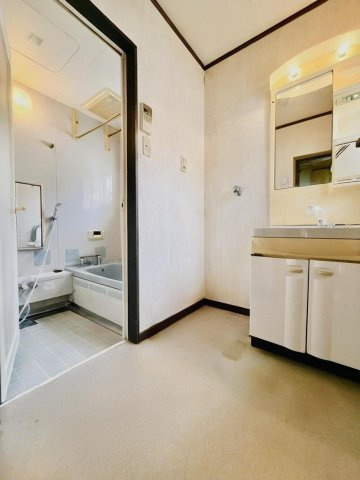 宇治市広野町小根尾　中古戸建の独立洗面台|【洗面所】
小さなお子様のお風呂上りもこのスペースがあればゆったりとして頂けます。
※実写真と間取り図からCG再現した「空室リフォームイメージ」のため、実際と異なります。