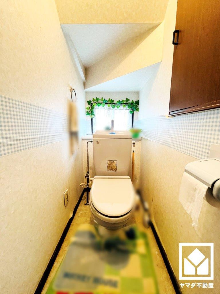 宇治市広野町小根尾　中古戸建のトイレ|【トイレ】
明るく清潔感溢れるトイレです。収納スペースもございます！