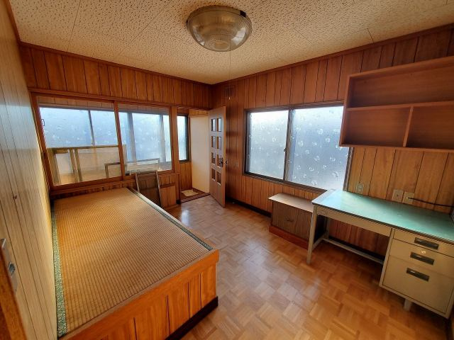 【洋室】 | 北見市光西町１９６番地１１　中古売家 | 2階西側6帖です。奥にはサンルームがあります。