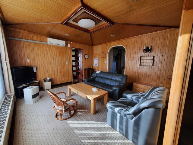 【居間・リビング】 | 北見市光西町１９６番地１１　中古売家 | こちらの居間で趣味の時間をお楽しみください