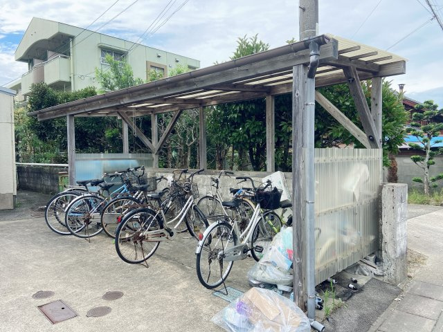 知多郡美浜町大字奥田字三ヶ市　共栄ビルの駐輪場