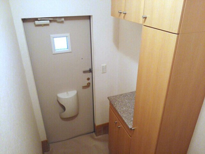 【玄関】 | ブルック磯Ⅱ | 収納もある玄関です