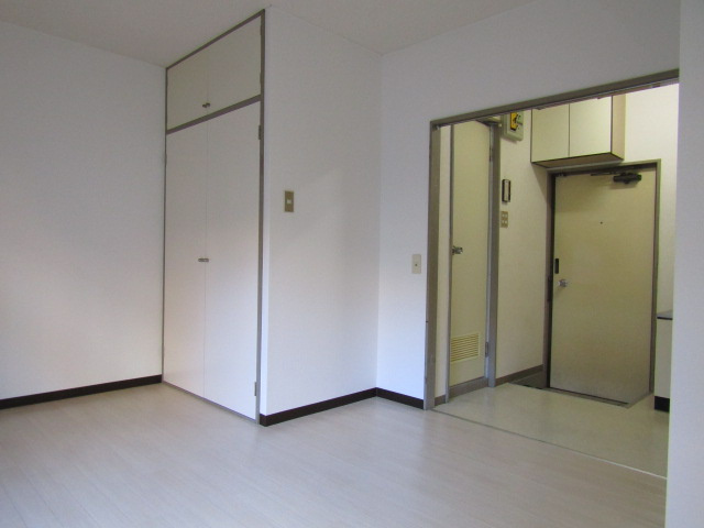 【居間・リビング】 | サンアベニュー師岡 | ＊別部屋参考写真