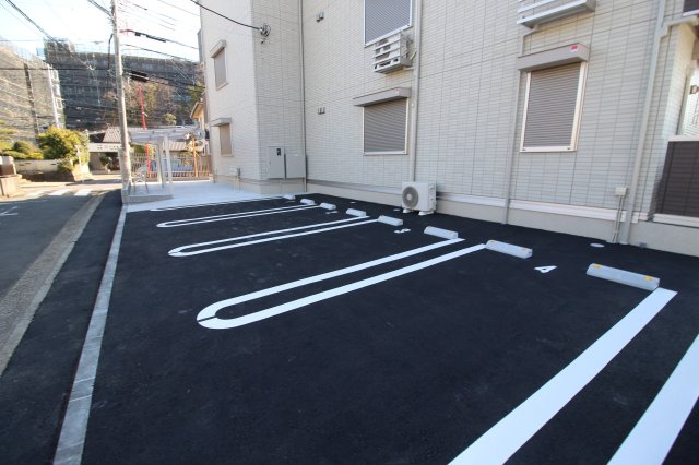 アベニール大倉山の駐車場