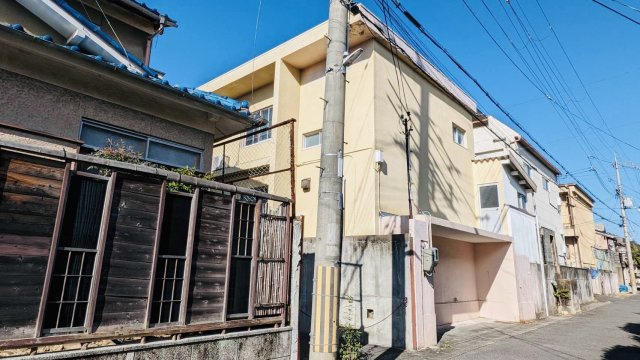 北花山市田町の外観|比較的車通りが少ないので、荷物の積み下ろしなどしやすいです♪