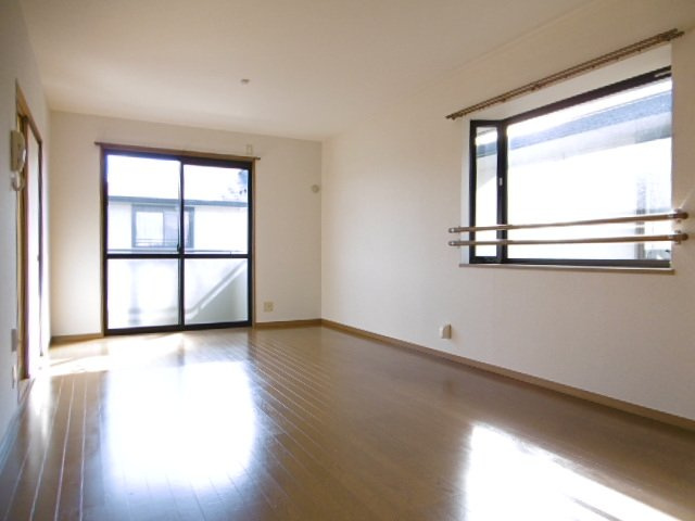 サンライズ平塚【10,000円キャッシュバック対象物件】の居間・リビング|使いやすい居間です