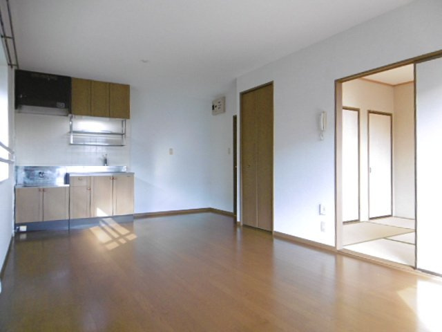 サンライズ平塚【10,000円キャッシュバック対象物件】の居間・リビング|こちらのリビングで趣味の時間をお楽しみください