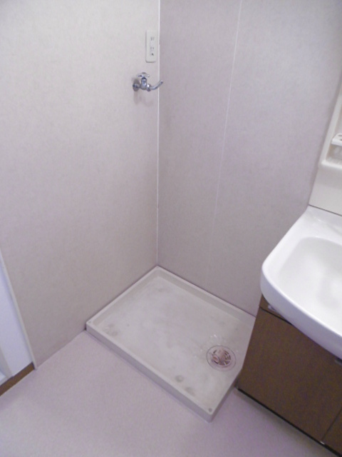 サンライズ平塚【10,000円キャッシュバック対象物件】の洗面所|ゆったりとスペースのある洗面所