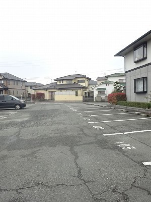 サンライズ平塚【10,000円キャッシュバック対象物件】の駐車場|駐車場に車を止められます