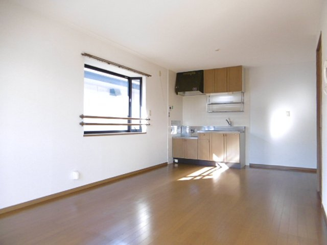 サンライズ平塚【10,000円キャッシュバック対象物件】の居間・リビング|使いやすい居間です