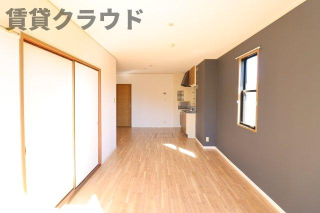 フローラフォンテ　Ａの居間・リビング|落ち着いた色のアクセントクロスがおしゃれ♪