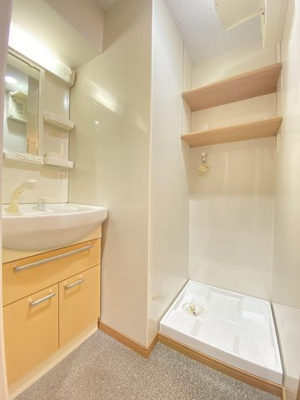 【独立洗面台】 | ロイヤルリバービュー | 別号室の写真になります。現況優先。