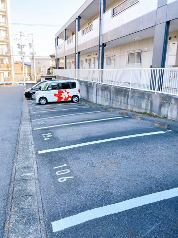 シャルマンハイツの駐車場