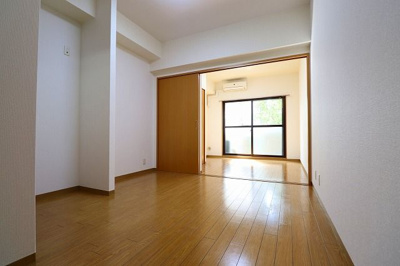 【居間・リビング】 | ラ・エスペランサ博多 | 別号室の写真になります。現況優先。