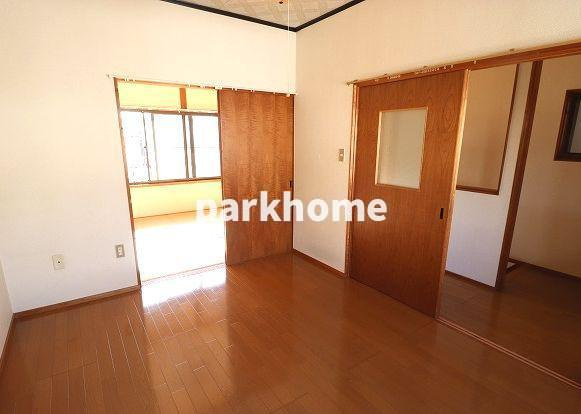 藤岡貸家（棟割り戸建て）の洋室|ゆったりした洋室です
※内装が若干異なる場合がございます