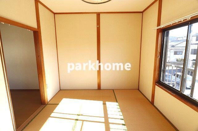 藤岡貸家（棟割り戸建て）の和室|ゆったりとくつろげる和室です
※内装が若干異なる場合がございます