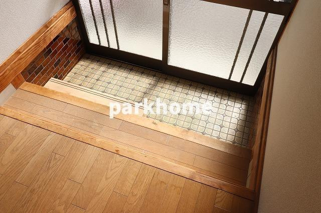 藤岡貸家（棟割り戸建て）の玄関|落ち着いた玄関です
※内装が若干異なる場合がございます