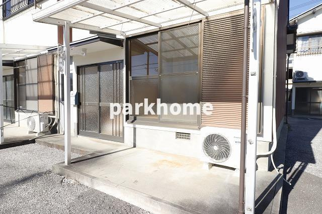 藤岡貸家（棟割り戸建て）のバルコニー|開放的で明るい空間を演出してくれるバルコニーです