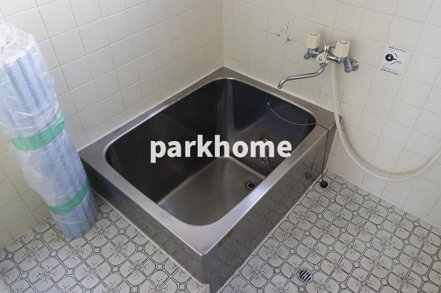 藤岡貸家（棟割り戸建て）の浴室|日々の暮らしに欠かせないお風呂です
※内装が若干異なる場合がございます