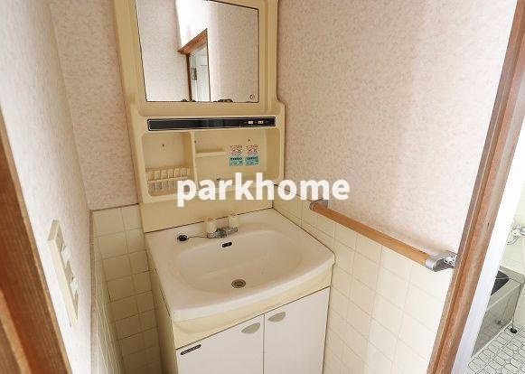 藤岡貸家（棟割り戸建て）の独立洗面台|独立洗面台、小物を置くことができて便利です
※内装が若干異なる場合がございます