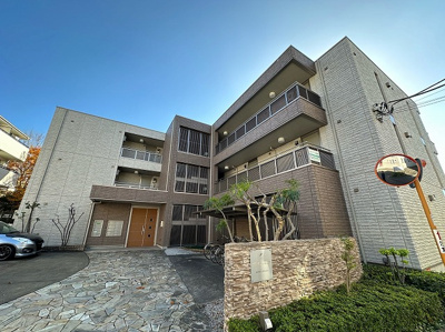 【外観】 | グランディール新百合 | 小田急線「新百合ヶ丘」駅まで徒歩7分！便利な立地の3階建てマンションです♪通勤通学はもちろん、お買い物やお出かけにもGood☆