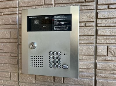 【エントランス】 | グランディール新百合 | 防犯対策に有効なオートロック付きのエントランスです！一人暮らしの方も安心ですね♪