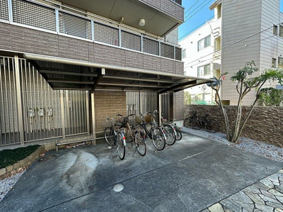 【その他共用部分】 | グランディール新百合 | 屋根付きの駐輪場があるので雨が降っても安心です☆荷物が重いときに自転車があれば助かりますね！