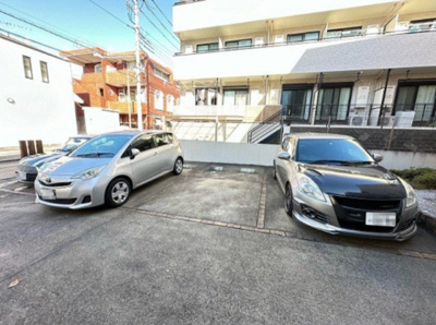 【駐車場】 | グランディール新百合 | いつでも目の届く敷地内に駐車場があります♪お車をお持ちの方におすすめです！