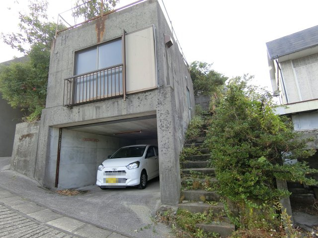 【駐車場】 | 西坂元町 中古住宅 | 堀車庫になります。